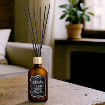 『進撃の巨人』The final Seasonの登場人物リヴァイ・アッカーマンをモチーフにしたルームディフューザーが、シックな部屋に飾られている。