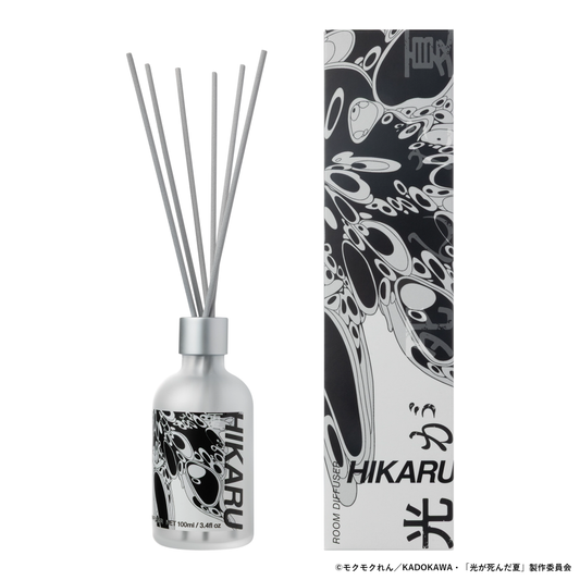 TVアニメ『光が死んだ夏』のヒカルをモチーフとしたルームディフューザー。左側にルームディフューザー、右側にパッケージの写真。